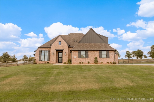 view of front of property featuring a front lawn