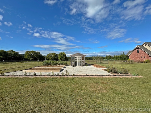 view of yard featuring a rural view