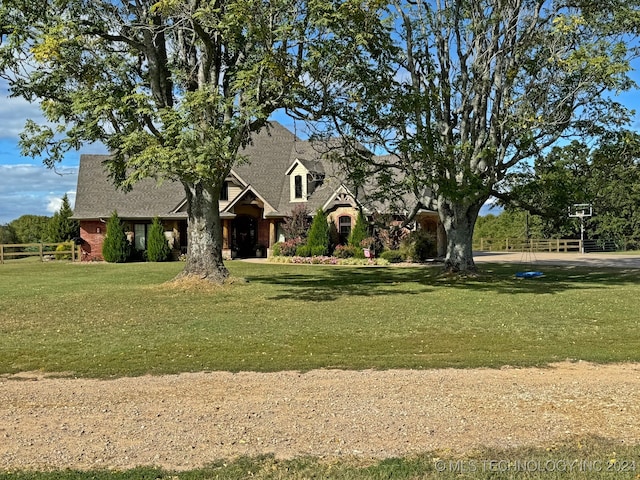 view of front facade featuring a front lawn