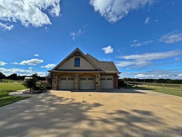 view of front of property featuring a front yard