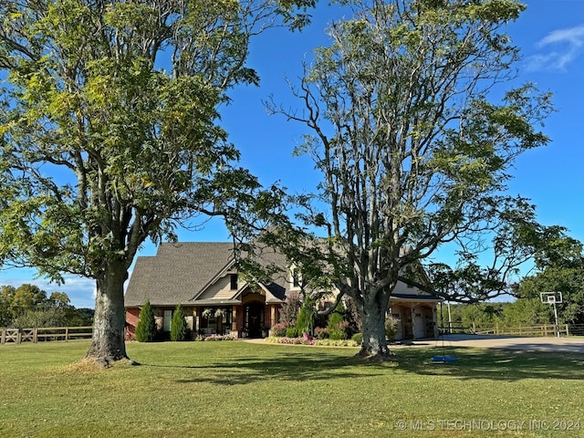 view of front facade featuring a front lawn