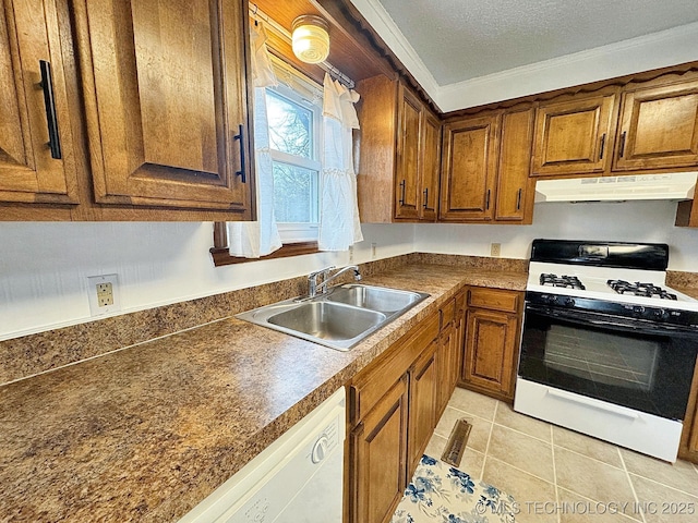 kitchen with under cabinet range hood, a sink, gas stove, dishwasher, and dark countertops