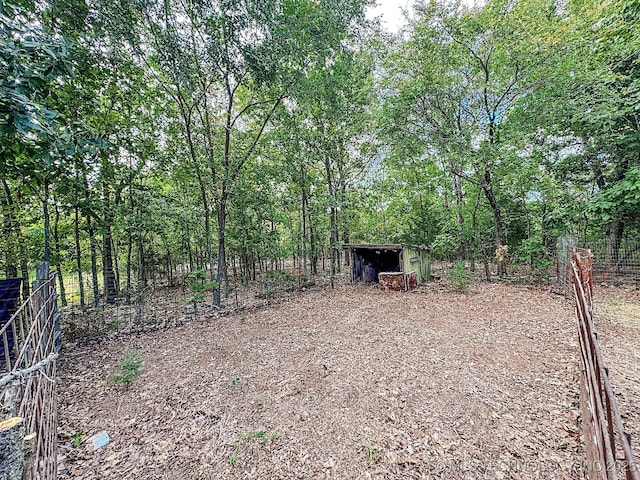 view of yard featuring an outbuilding