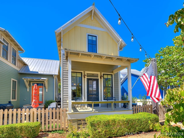 view of front of property featuring a porch