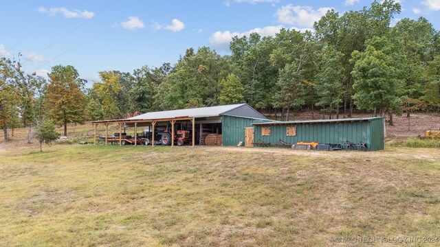 view of front of property with an outbuilding