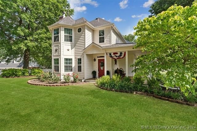 view of front of home with a front lawn