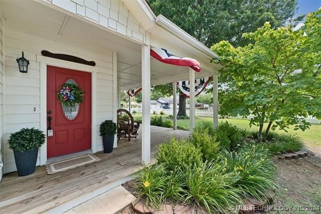 entrance to property featuring covered porch