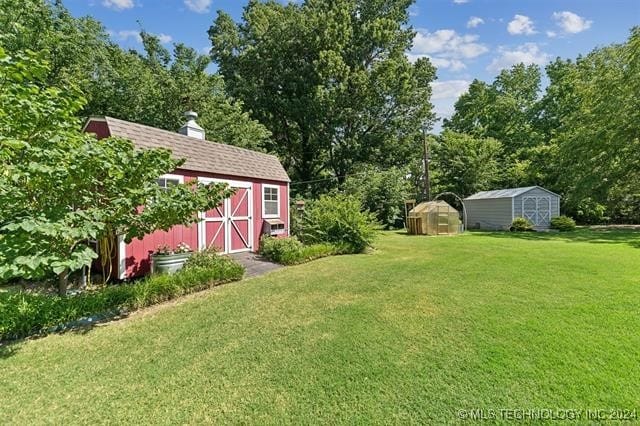 view of yard with a shed