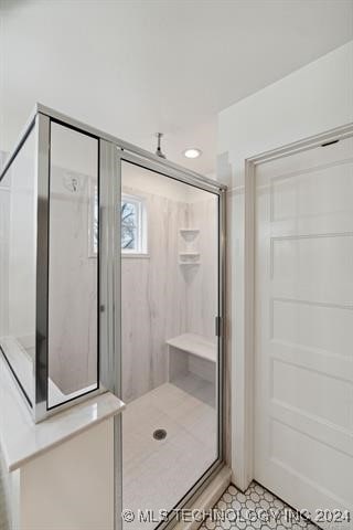 bathroom featuring a tile shower