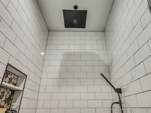 bathroom featuring a tile shower