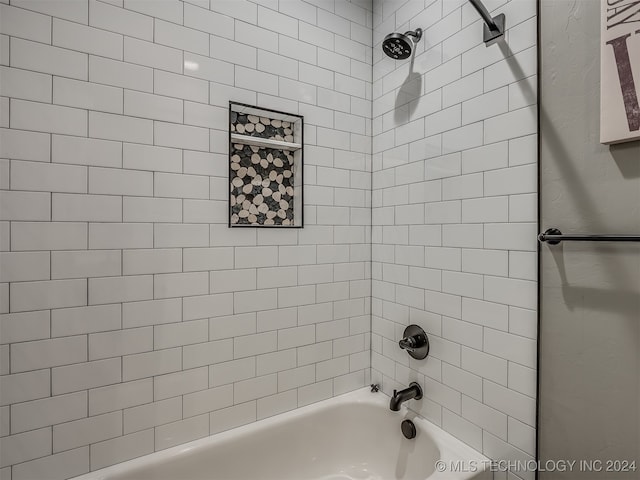 bathroom with tiled shower / bath