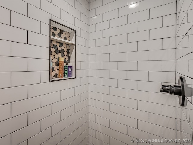 bathroom featuring a tile shower