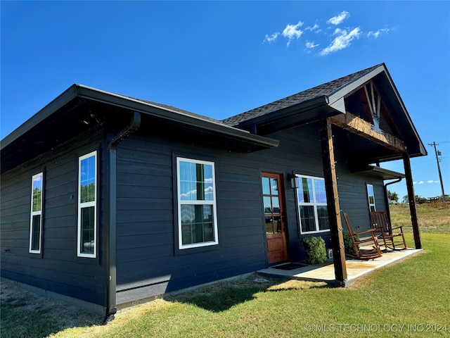 exterior space featuring a lawn