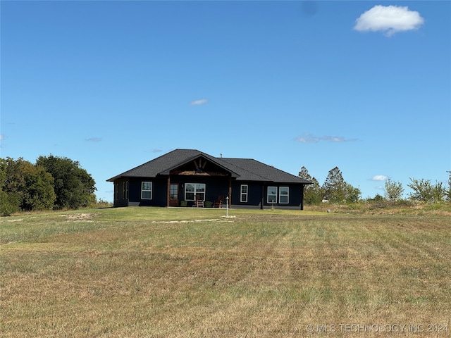 view of front of house featuring a front lawn