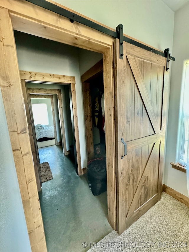 corridor featuring a barn door