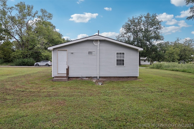 view of side of property featuring a yard