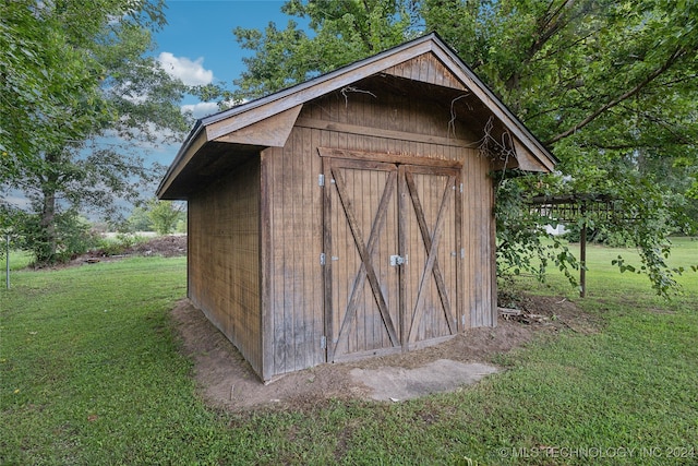 view of outbuilding featuring a yard