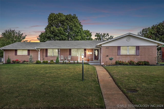 single story home featuring a lawn