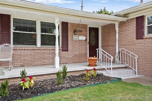 property entrance featuring a porch