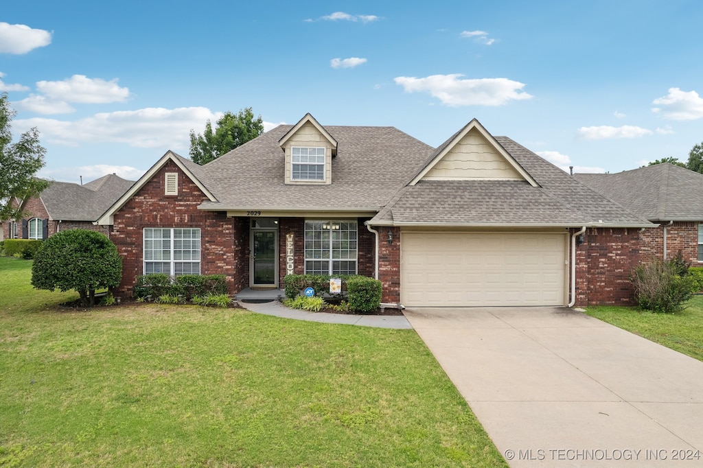 view of front facade with a garage and a front yard