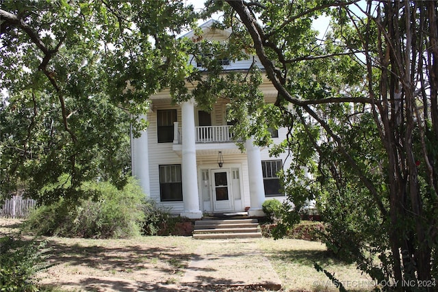 512 N 4th St, Henryetta, OK 74437 - neoclassical / greek revival house with a balcony