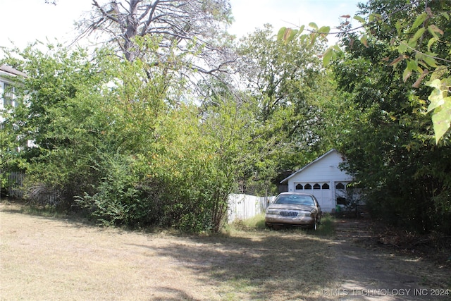 view of yard featuring a garage and an outdoor structure