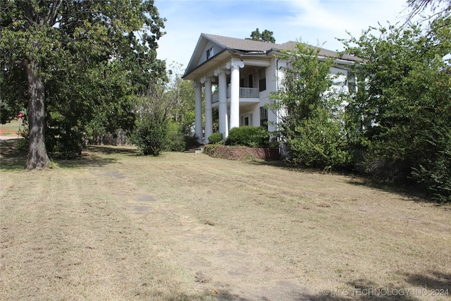 view of yard with a balcony