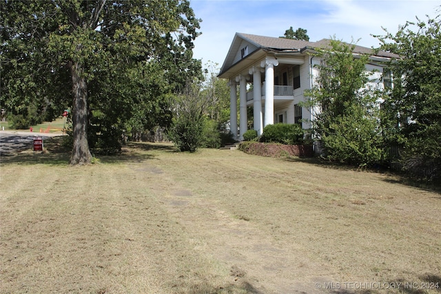 view of yard featuring a balcony