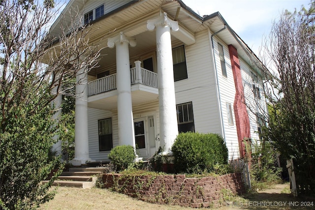512 N 4th St, Henryetta, OK 74437 - view of front of home with a balcony