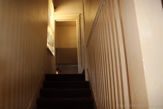 512 N 4th St, Henryetta, OK 74437 - view of stairway