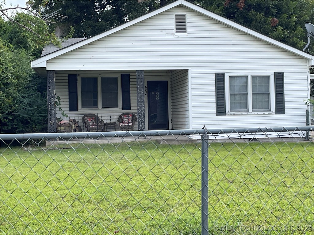 view of front of property featuring a front lawn