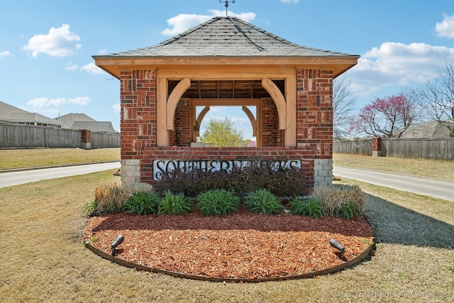 community sign featuring a yard