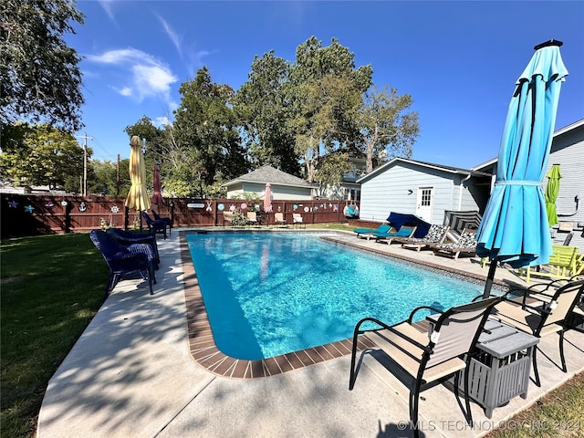 view of pool featuring a lawn