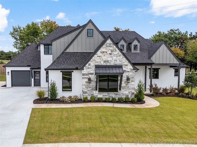 view of front of home featuring a front lawn and a garage