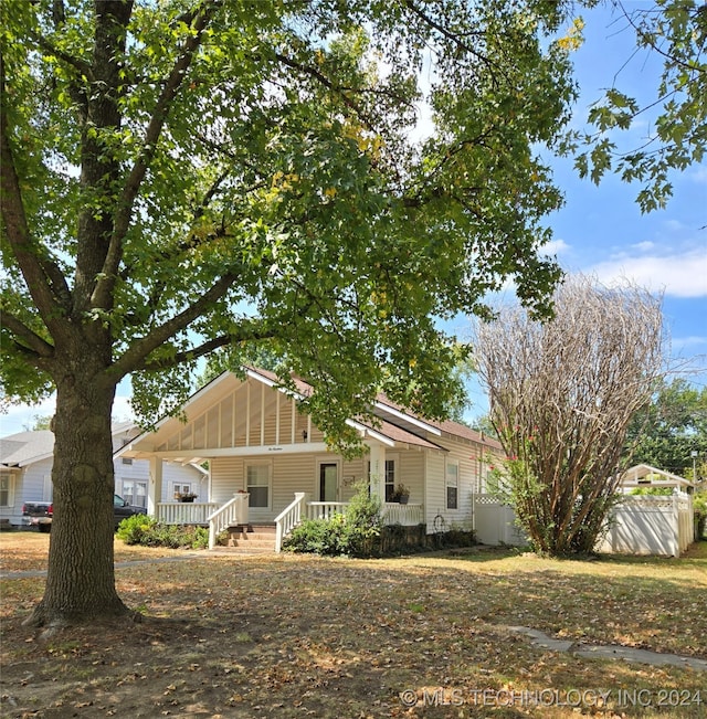 ranch-style home with a porch