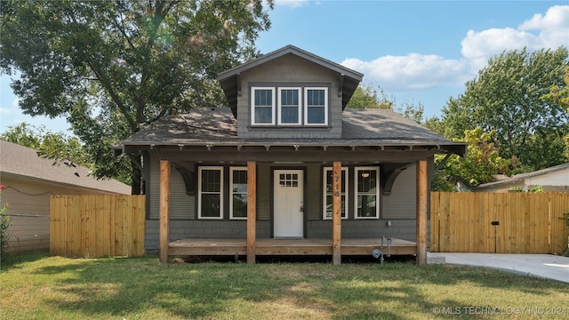 bungalow-style home featuring a front lawn and a porch