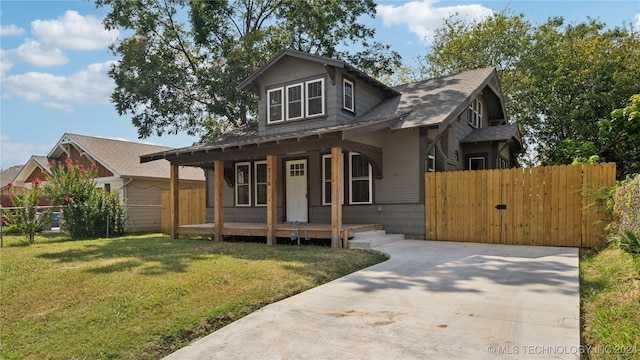 view of front of property with a front lawn and covered porch