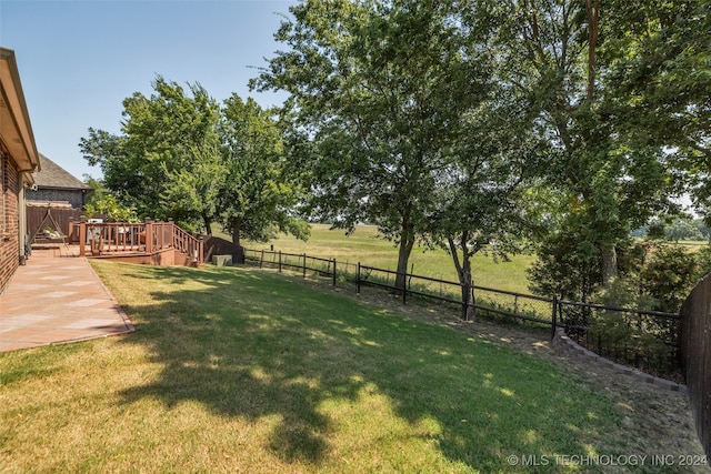 view of yard featuring a patio