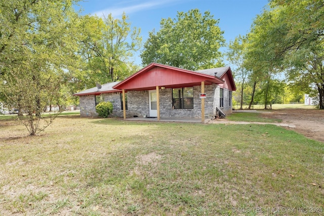 view of front of house featuring a front lawn