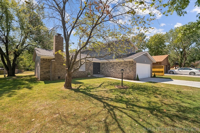 view of front of property featuring a front yard and a garage