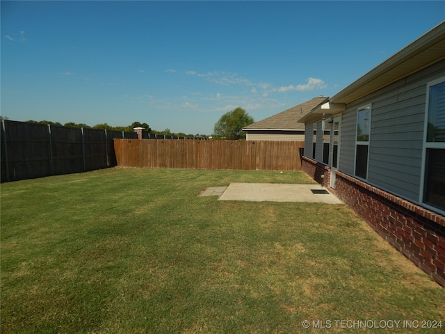 view of yard featuring a patio