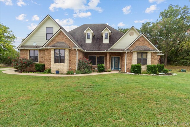 view of front of property featuring a front lawn