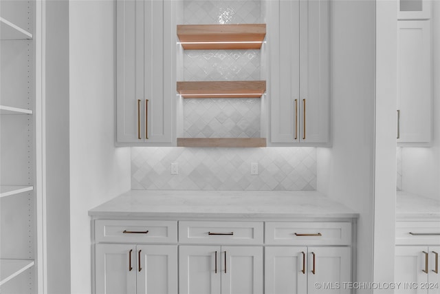 room details featuring tasteful backsplash