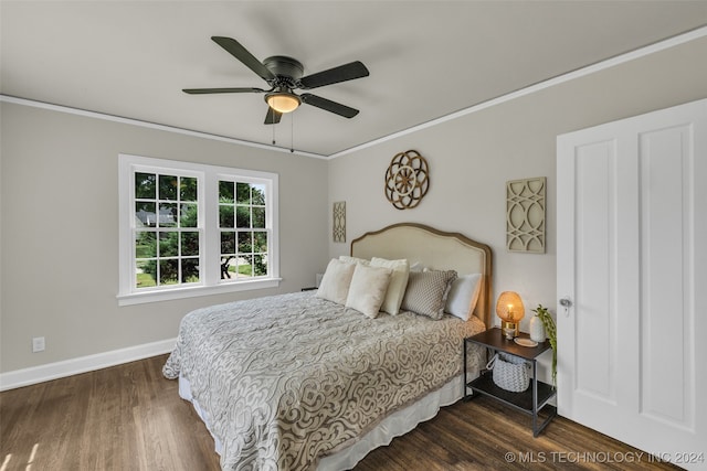 bedroom featuring ceiling fan, dark hardwood / wood-style floors, and crown molding