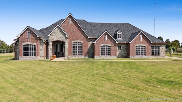 view of front facade featuring a front yard