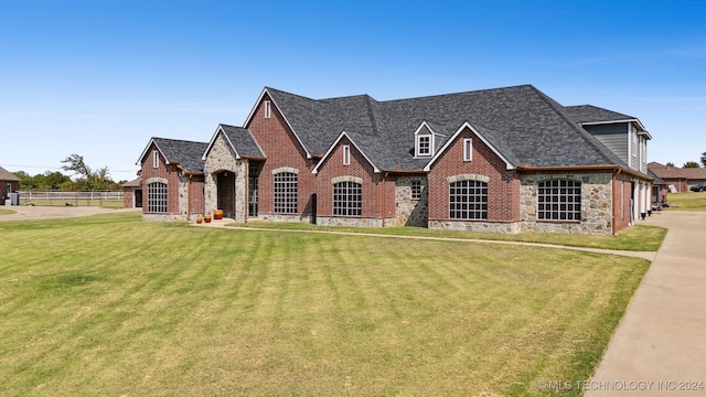 view of front of home featuring a front yard