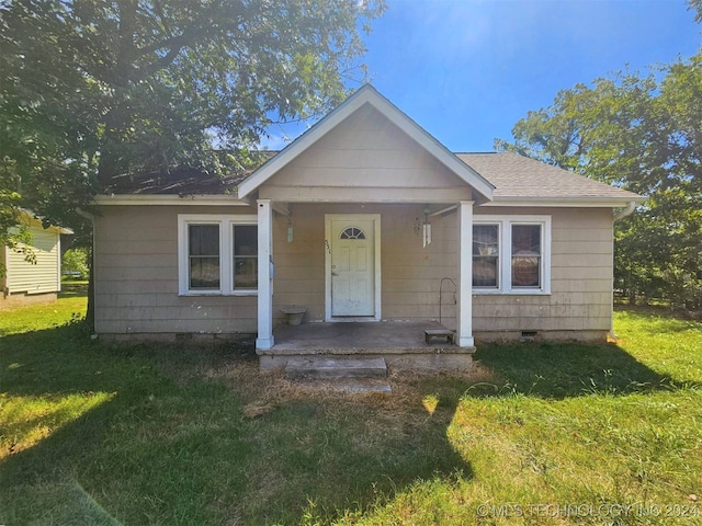 bungalow featuring a front lawn and covered porch