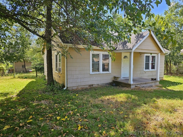 view of front of house featuring a front lawn and covered porch