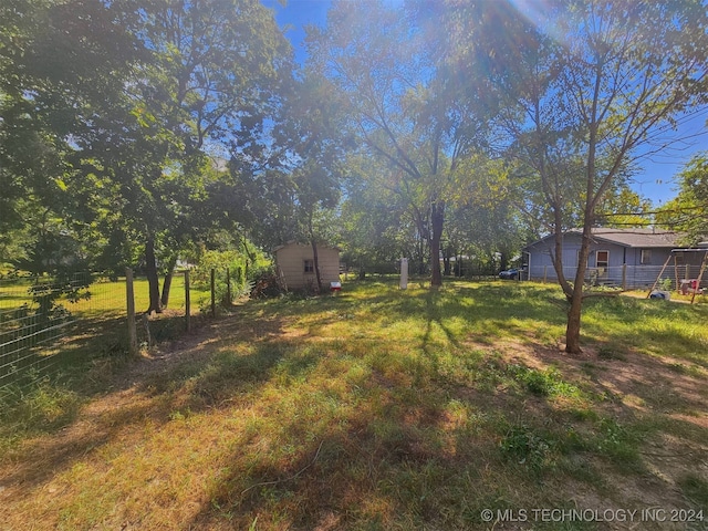 view of yard with a storage shed