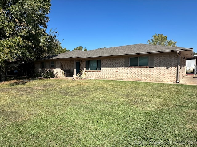 single story home featuring a front yard